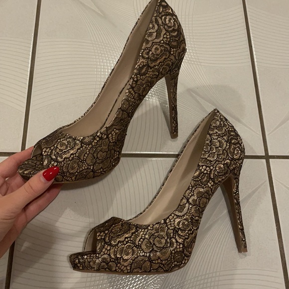 NEW Le Chateau Gold and Black Mesh 4.5” High Heels - Picture 3 of 10